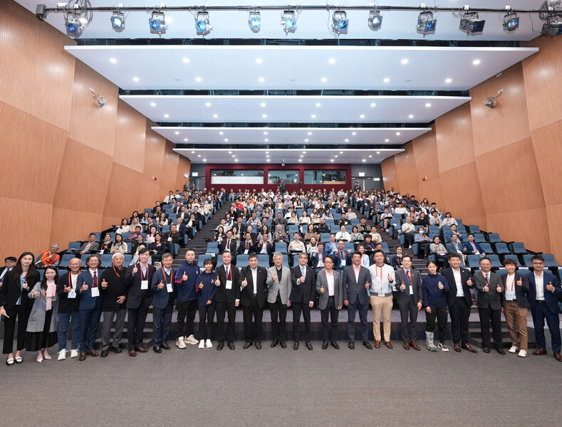 <p>The guests took a group photo at the Opening Ceremony, symbolising the joint commitment of the HKSI and HKAM to advancing sports medicine in Hong Kong.</p>

